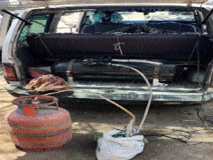 Three fills the house when filling the domestic gas in the car | कारमध्ये घरगुती गॅस भरताना तिघांना बेड्या
