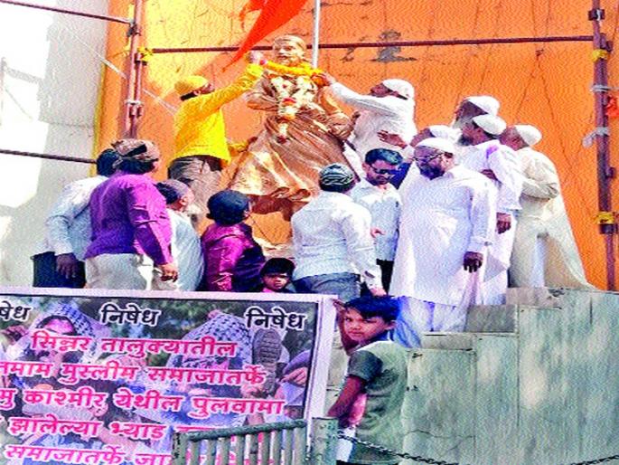  Muslim community protesters protest protest | मुस्लीम समाजबांधवांनी काढली निषेध फेरी