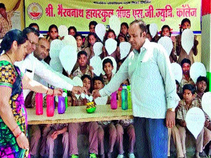 Message of water purse 'water saving' in Shah's school | शहा विद्यालयात जलदिनी ‘पाणी बचती’चा संदेश Message of water purse 'water saving' in Shah's school | शहा विद्यालयात जलदिनी ‘पाणी बचती’चा संदेश
