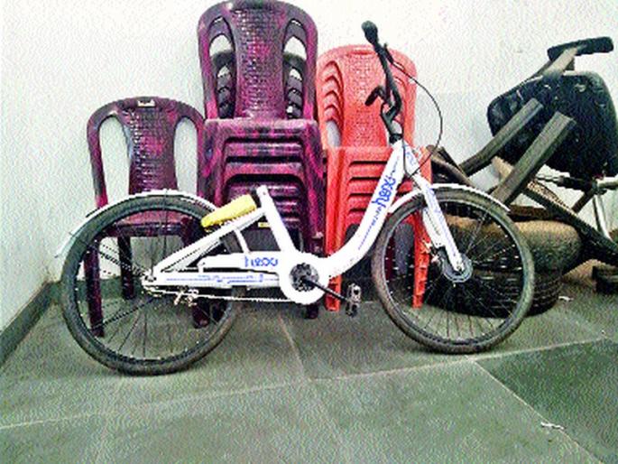 Dangers of smart bikes thieves | स्मार्ट सायकलींची चोरट्यांकडून दुरवस्था Dangers of smart bikes thieves | स्मार्ट सायकलींची चोरट्यांकडून दुरवस्था