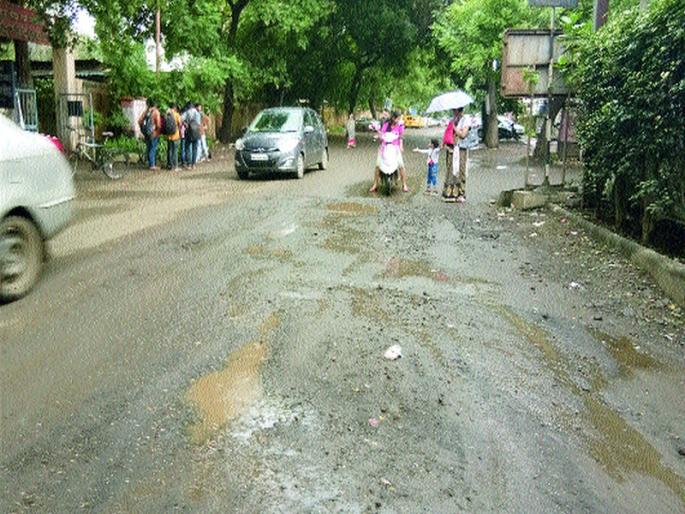 Pits dug in the Gangapur Road area | गंगापूररोड परिसरात ठिकठिकाणी खड्डेच खड्डे Pits dug in the Gangapur Road area | गंगापूररोड परिसरात ठिकठिकाणी खड्डेच खड्डे