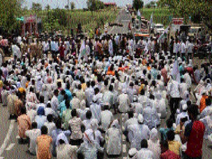 On behalf of Swabhimani Kisan Sangathan, stop the road on the way to the Gangaon Gate | स्वाभिमानी शेतकरी संघटनेच्या वतीने जातेगाव फाट्यावर रास्ता रोको On behalf of Swabhimani Kisan Sangathan, stop the road on the way to the Gangaon Gate | स्वाभिमानी शेतकरी संघटनेच्या वतीने जातेगाव फाट्यावर रास्ता रोको
