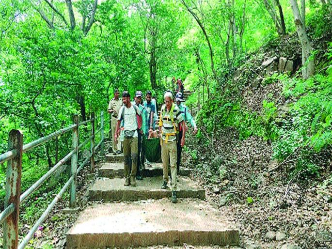 Police arrested the arrester | गिर्यारोहकाला पोलिसांनी वाचविले Police arrested the arrester | गिर्यारोहकाला पोलिसांनी वाचविले