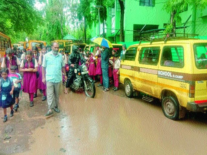  The students have to be hit by mud | विद्यार्थ्यांना तुडवावा लागतो चिखल