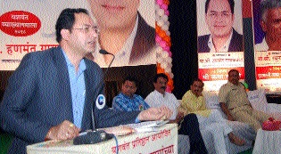 Struggling with conflict situations taught | हलाखीच्या परिस्थितीने संघर्ष शिकवला Struggling with conflict situations taught | हलाखीच्या परिस्थितीने संघर्ष शिकवला