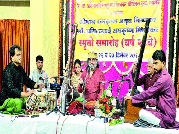 Raghunandan Panshikar's musical melodramatic rhyme charm | रघुनंदन पणशीकर यांच्या सुश्राव्य गायनाने रसिक मंत्रमुग्ध Raghunandan Panshikar's musical melodramatic rhyme charm | रघुनंदन पणशीकर यांच्या सुश्राव्य गायनाने रसिक मंत्रमुग्ध