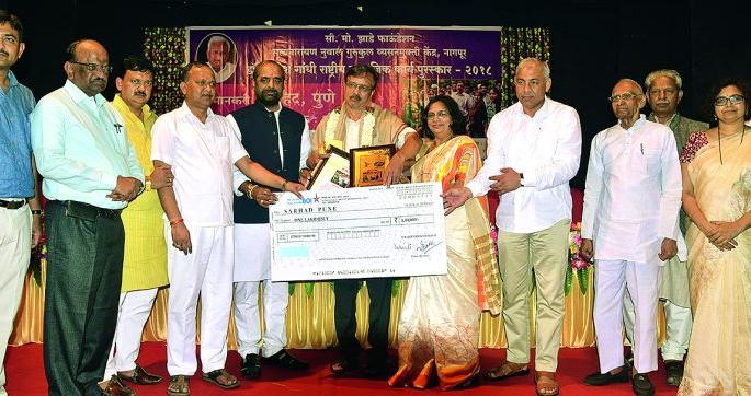 Kashmir question is not easy, but it will be calm; Hansraj Ahir | काश्मीर प्रश्न सोपा नाही, पण शांत होईल; हंसराज अहीर Kashmir question is not easy, but it will be calm; Hansraj Ahir | काश्मीर प्रश्न सोपा नाही, पण शांत होईल; हंसराज अहीर