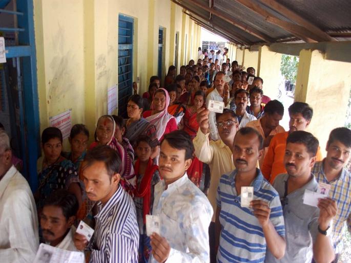 Voting with the enthusiasm in the sandalwood industry | वाळूज उद्योनगरीत उत्साहात मतदान Voting with the enthusiasm in the sandalwood industry | वाळूज उद्योनगरीत उत्साहात मतदान