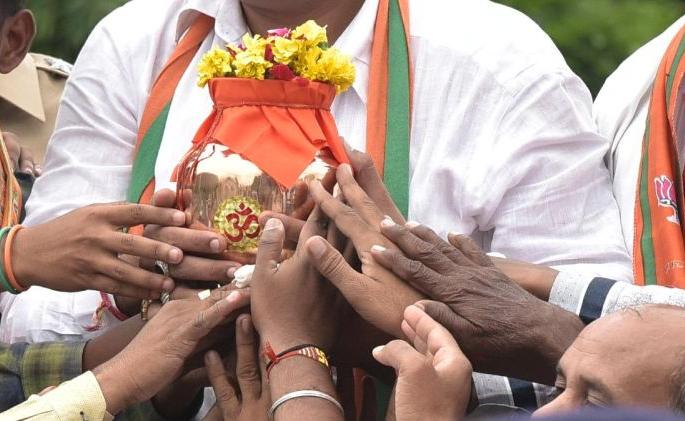 The former PM Atal Bihari Vajpayee's ashes was arrived in Nagpur | माजी पंतप्रधान अटलबिहारी वाजपेयी यांचा अस्थिकलश नागपुरात दाखल The former PM Atal Bihari Vajpayee's ashes was arrived in Nagpur | माजी पंतप्रधान अटलबिहारी वाजपेयी यांचा अस्थिकलश नागपुरात दाखल
