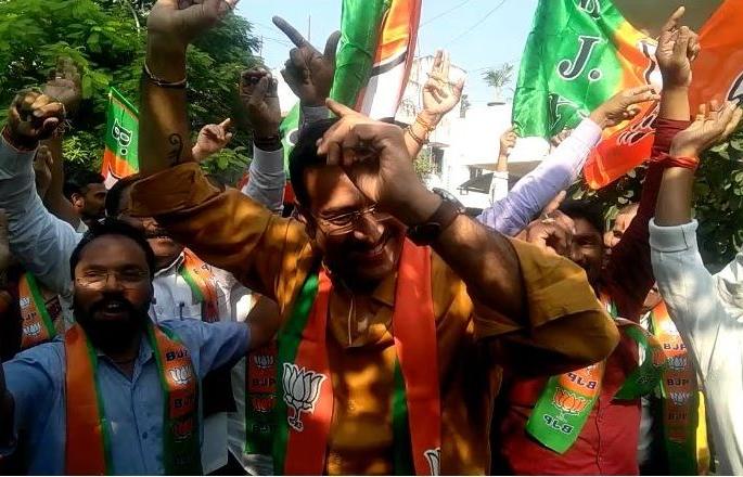 Happyness in Vidarbha about CM | Maharashtra CM; उपराजधानीसह विदर्भात जल्लोष Happyness in Vidarbha about CM | Maharashtra CM; उपराजधानीसह विदर्भात जल्लोष