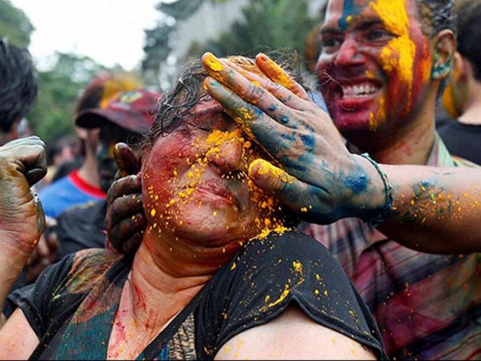 21 people hurt in eyes of Holi colors in Nagpur | होळीच्या रंगांमुळे नागपुरात २१ जणांच्या डोळ्यांना दुखापत