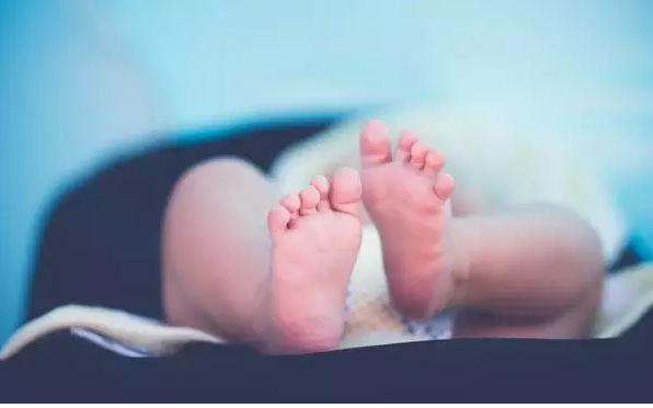 The mother drowned one of the twins in a tank of water | माता न तू वैरिणी! जुळ्या मुली झाल्याने आईने एकीला बुडवले पाण्याच्या टाकीत The mother drowned one of the twins in a tank of water | माता न तू वैरिणी! जुळ्या मुली झाल्याने आईने एकीला बुडवले पाण्याच्या टाकीत