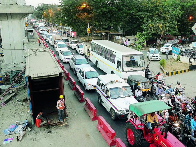 Traffic jam throws in Nagpur every day citizens sweat | नागपुरातील ट्रॅफिक जाम फोडतोय दररोज नागरिकांना घाम Traffic jam throws in Nagpur every day citizens sweat | नागपुरातील ट्रॅफिक जाम फोडतोय दररोज नागरिकांना घाम