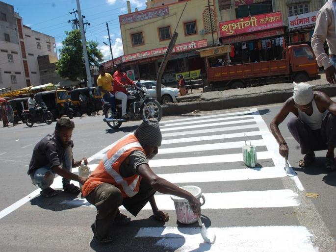 The white bandage on the barrier began | गतिरोधकावर पांढरे पट्टे मारण्याचे काम सुरु The white bandage on the barrier began | गतिरोधकावर पांढरे पट्टे मारण्याचे काम सुरु