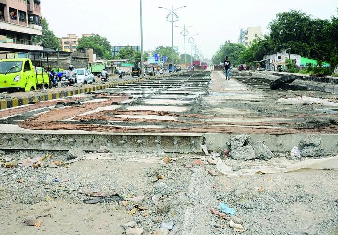 Cement Road in Nagpur is in financial trouble | नागपुरातील सिमेंट रोड आर्थिक संकटात