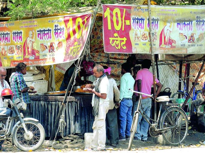 Be careful! Samosa in 10 rupees, health risks | सावध! १० रुपयांत समोसा, आरोग्याला धोका Be careful! Samosa in 10 rupees, health risks | सावध! १० रुपयांत समोसा, आरोग्याला धोका