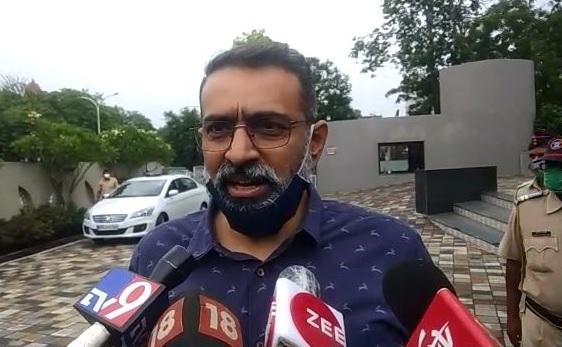 You take a step forward, we take a step back; Mayor Sandeep Joshi's appeal to Tukaram Mundhe | तुम्ही एक पाऊल पुढं या, आम्ही एक पाऊल मागे येतो; संदीप जोशी यांचे तुकाराम मुंढे यांना आवाहन You take a step forward, we take a step back; Mayor Sandeep Joshi's appeal to Tukaram Mundhe | तुम्ही एक पाऊल पुढं या, आम्ही एक पाऊल मागे येतो; संदीप जोशी यांचे तुकाराम मुंढे यांना आवाहन
