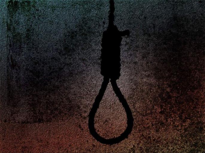 The lover hanged himself in front of his girlfriend | प्रेयसीसमोरच प्रियकराने लावला गळफास The lover hanged himself in front of his girlfriend | प्रेयसीसमोरच प्रियकराने लावला गळफास