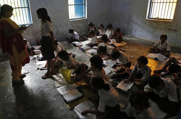 Number of National Teacher Awards half! | राष्ट्रीय शिक्षक पुरस्कारांची संख्या अर्ध्यावर!