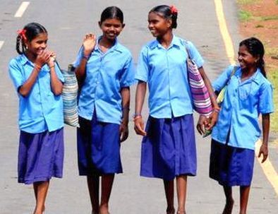 School students console; Finally, education department agrees on uniform | शालेय विद्यार्थ्यांना दिलासा; गणवेश निधीवर अखेर शिक्षण विभाग नमला School students console; Finally, education department agrees on uniform | शालेय विद्यार्थ्यांना दिलासा; गणवेश निधीवर अखेर शिक्षण विभाग नमला