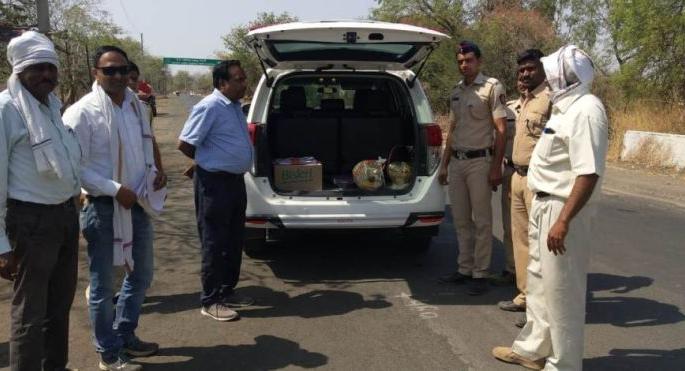 Inspection of District Collector's Vehicle Inspection of Stable Polling Stage of Lok Sabha Elections | लोकसभा निवडणुकीच्या स्थिर सर्वेक्षण पथकाची जिल्हाधिकाऱ्यांच्या वाहनाची तपासणी Inspection of District Collector's Vehicle Inspection of Stable Polling Stage of Lok Sabha Elections | लोकसभा निवडणुकीच्या स्थिर सर्वेक्षण पथकाची जिल्हाधिकाऱ्यांच्या वाहनाची तपासणी
