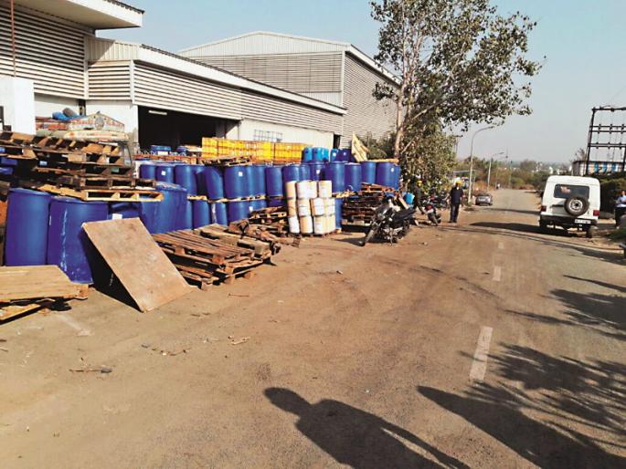 Kurkumbh industrial estates of chemicals are on the road! Pollution Board Officer silent | कुरकुंभ औद्योगिक वसाहतीत रसायनांचा साठा रस्त्यावरच!; प्रदूषण मंडळाचे अधिकारी गप्प