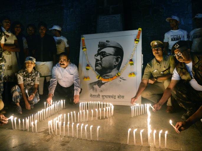 Kolhapur: The light of the historic Bindu Chowk was inaugurated by the Deep lamp, Netaji Subhash Chandra Bose Jayanti, 'White Army' greetings | कोल्हापूर : १२१ दीप प्रज्वलनाने ऐतिहासिक बिंदू चौक उजाळला, नेताजी सुभाषचंद्र बोस जयंती, ‘व्हाईट आर्मी’तर्फे अभिवादन