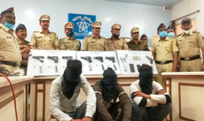 Three arrested in Punjab carrying eight pistols | आठ पिस्तूल घेऊन जाणाऱ्या पंजाबमधील तिघे जेरबंद
