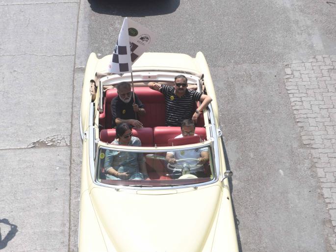 Thanekar's attention attracted by vintage car rally: 40 cars involved in Mumbai and Thane | विंटेज कारच्या रॅलीने वेधले ठाणेकरांचे लक्ष: मुंबई ठाण्यातील ४० कारचा सहभाग Thanekar's attention attracted by vintage car rally: 40 cars involved in Mumbai and Thane | विंटेज कारच्या रॅलीने वेधले ठाणेकरांचे लक्ष: मुंबई ठाण्यातील ४० कारचा सहभाग