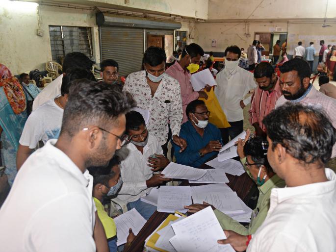 The voter list was not cleared, the officials went round and round | मतदार यादीचा घोळ मिटेना, अधिकारी गेले चक्रावून