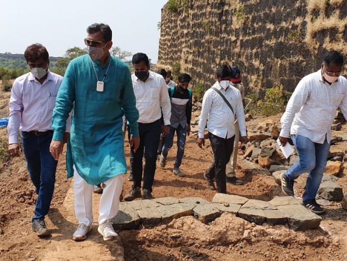 MP Sambhaji Raje decides to allow Shiva devotees to enter Rajdara on Raigad: Instructions to officials to complete works by end of April | रायगडावरील राजसदरेवर शिवभक्तांना प्रवेश, खासदार संभाजीराजे यांचा निर्णय MP Sambhaji Raje decides to allow Shiva devotees to enter Rajdara on Raigad: Instructions to officials to complete works by end of April | रायगडावरील राजसदरेवर शिवभक्तांना प्रवेश, खासदार संभाजीराजे यांचा निर्णय