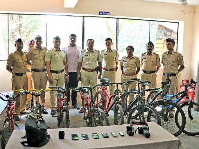 Kolhapur: Stolen under the name of school: Four minor children | कोल्हापूर : शाळेच्या नावाखाली चोऱ्या : चार अल्पवयीन मुले ताब्यात Kolhapur: Stolen under the name of school: Four minor children | कोल्हापूर : शाळेच्या नावाखाली चोऱ्या : चार अल्पवयीन मुले ताब्यात