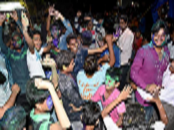 And 'MIM' activists raised jadhavs on their shoulders | अन् ‘एमआयएम’च्या कार्यकर्त्यांनी जाधवांना खांद्यावर उचलले And 'MIM' activists raised jadhavs on their shoulders | अन् ‘एमआयएम’च्या कार्यकर्त्यांनी जाधवांना खांद्यावर उचलले
