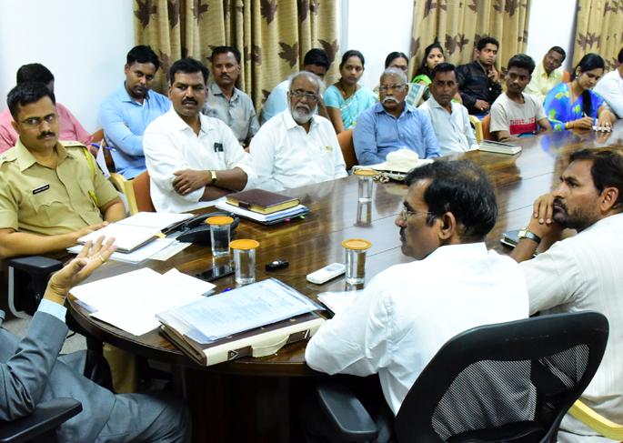 Kolhapur: Intercranial marriages to the police, harass them before the thump | कोल्हापूर : आंतरजातीय विवाह करणाऱ्यांना पोलिसांकडूनच त्रास : थूल यांच्यासमोर गाऱ्हाणे Kolhapur: Intercranial marriages to the police, harass them before the thump | कोल्हापूर : आंतरजातीय विवाह करणाऱ्यांना पोलिसांकडूनच त्रास : थूल यांच्यासमोर गाऱ्हाणे