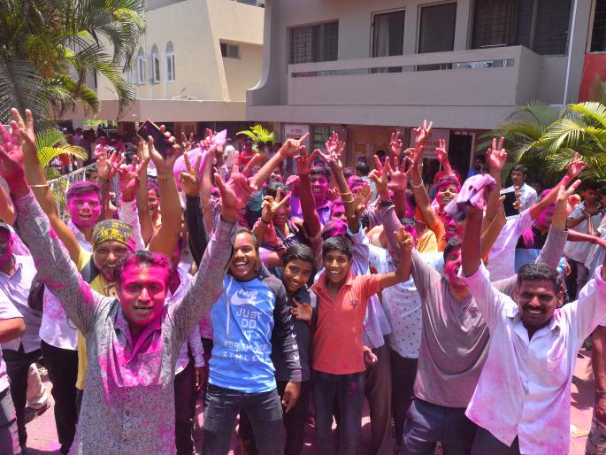 Kolhapur Lok Sabha election result 2019: Announcements declare 'Ajinkya Taara' | कोल्हापूर लोकसभा निवडणूक निकाल २०१९ : विजयाच्या घोषणांनी दणाणला ‘अजिंक्यतारा’ Kolhapur Lok Sabha election result 2019: Announcements declare 'Ajinkya Taara' | कोल्हापूर लोकसभा निवडणूक निकाल २०१९ : विजयाच्या घोषणांनी दणाणला ‘अजिंक्यतारा’