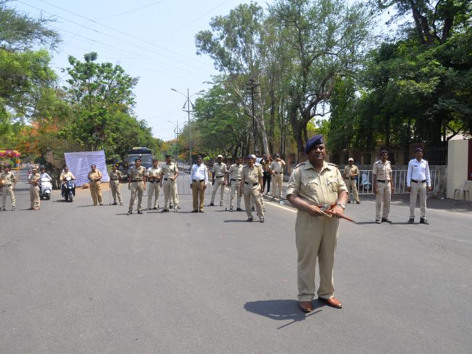 Watch the policeman for 19 hours ... Counting of votes in peace | १९ तास पोलिसांचा खडा पहारा......मतमोजणी शांततेत Watch the policeman for 19 hours ... Counting of votes in peace | १९ तास पोलिसांचा खडा पहारा......मतमोजणी शांततेत