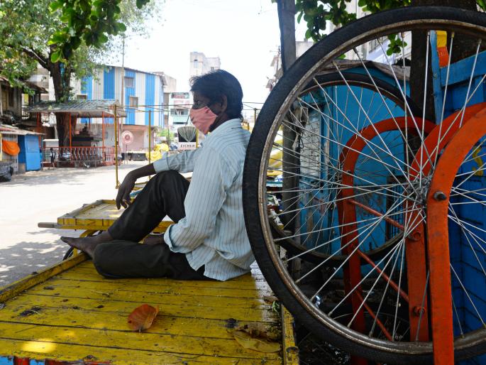 Weekend lockdown yet traffic jams in the city | वीकेंड लॉकडाऊन तरीही शहरात वाहनांची वर्दळ Weekend lockdown yet traffic jams in the city | वीकेंड लॉकडाऊन तरीही शहरात वाहनांची वर्दळ