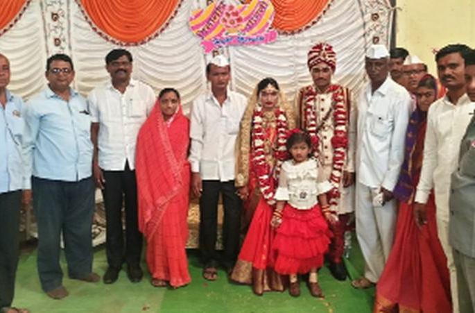 Tradition has led to the re-marriage of marriage | रुढी परंपरेला तिलांजली देत घडवून आणला पुर्नविवाह