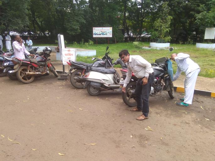 Whenever the resident deputy deputy leaves the bikes | जेव्हा निवासी उपजिल्हाधिकारीच सोडतात दुचाकींची हवा Whenever the resident deputy deputy leaves the bikes | जेव्हा निवासी उपजिल्हाधिकारीच सोडतात दुचाकींची हवा