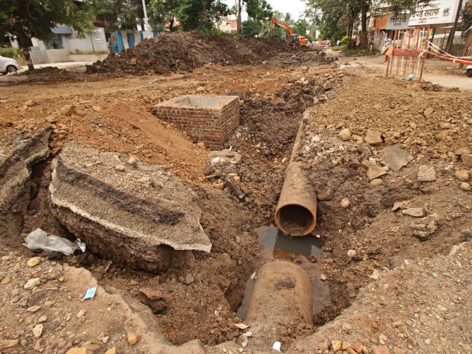 Khanwilkar stopped drainage work at the pump | खानविलकर पंपासमोरील ड्रेनेजचे काम रखडले Khanwilkar stopped drainage work at the pump | खानविलकर पंपासमोरील ड्रेनेजचे काम रखडले
