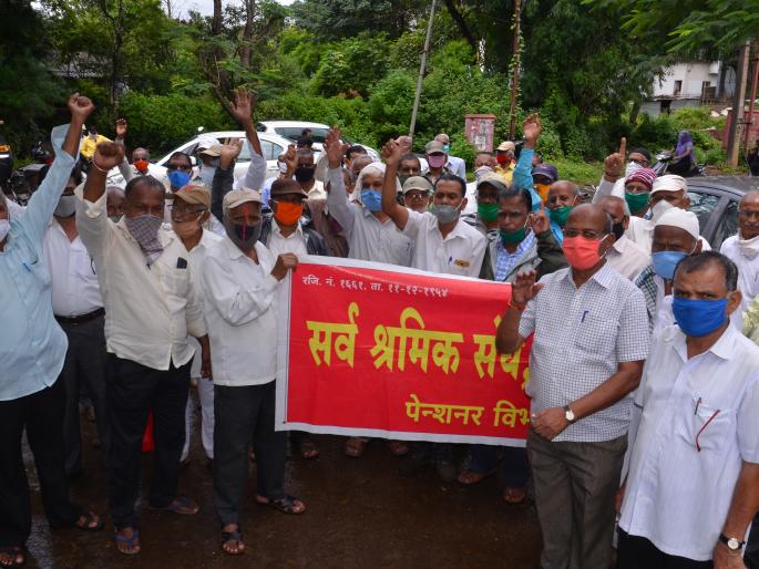 Pensioners demand at least Rs 9,000 pension: warning to close provident fund office | किमान नऊ हजार रुपये पेन्शन मिळालीच पाहिजे, पेन्शनरांची मागणी Pensioners demand at least Rs 9,000 pension: warning to close provident fund office | किमान नऊ हजार रुपये पेन्शन मिळालीच पाहिजे, पेन्शनरांची मागणी