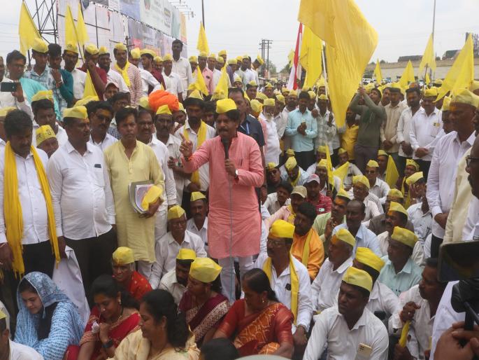 Block the way of Dhangar community in Kolhapur with goats The agitators gave a warning | धनगर समाजाचा कोल्हापुरात बकऱ्यांसह रास्ता रोको; आंदोलनकर्त्यांनी दिला इशारा  Block the way of Dhangar community in Kolhapur with goats The agitators gave a warning | धनगर समाजाचा कोल्हापुरात बकऱ्यांसह रास्ता रोको; आंदोलनकर्त्यांनी दिला इशारा