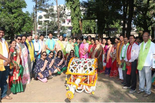 In the garden of Dind, the Gardens Club's Kolhapur flower show begins | उद्यान दिंडीने गार्डन्स क्लबच्या कोल्हापूर पुष्पप्रदर्शनाला सुरुवात In the garden of Dind, the Gardens Club's Kolhapur flower show begins | उद्यान दिंडीने गार्डन्स क्लबच्या कोल्हापूर पुष्पप्रदर्शनाला सुरुवात