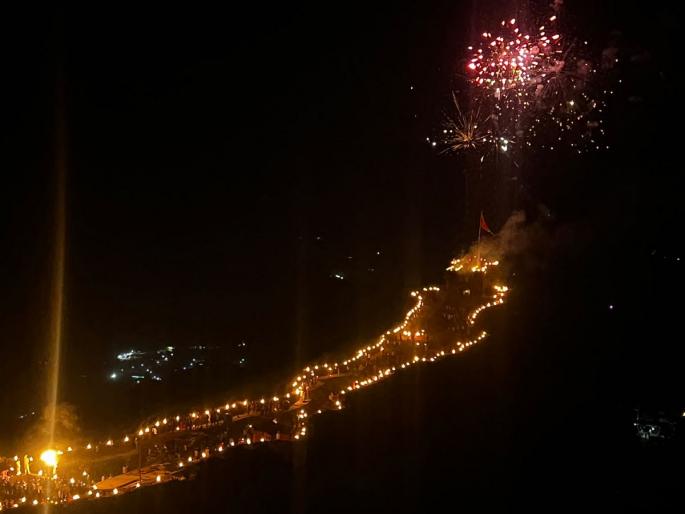 364 torches were lit on Pratapgad fort! | किल्ले प्रतापगडावर पेटल्या ३६४ मशाली! मशाल महोत्सव दिमाखात 364 torches were lit on Pratapgad fort! | किल्ले प्रतापगडावर पेटल्या ३६४ मशाली! मशाल महोत्सव दिमाखात