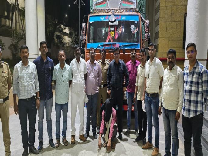 148 quintal turi truck was pushed into the valley and set on fire | १४८ क्विंटल तुरीचा ट्रक दरीत ढकलून पेटविल्याचा बनाव उघड, पाेलिसांनी चार आराेपींना ठाेकल्या बेड्या