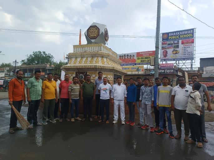 A unique initiative of the police, respect to the great men by washing their statues! | पोलिसांचा अनोखा उपक्रम... पुतळे धुवून महापुरुषांना आदरांजली !