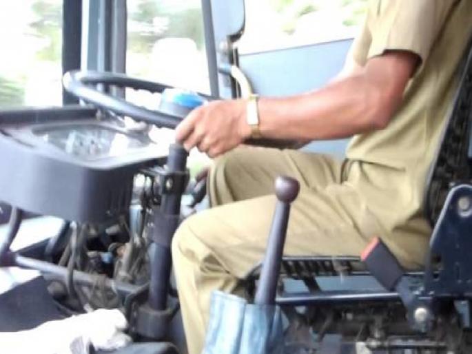 The bus driver had BP in high speed: The life of the passengers was saved by maintaining the situation | भरधाव वेगात बसचालकाचा बीपी झाला हाय : प्रसंगावधान राखल्याने वाचला प्रवाशांचा जीव The bus driver had BP in high speed: The life of the passengers was saved by maintaining the situation | भरधाव वेगात बसचालकाचा बीपी झाला हाय : प्रसंगावधान राखल्याने वाचला प्रवाशांचा जीव