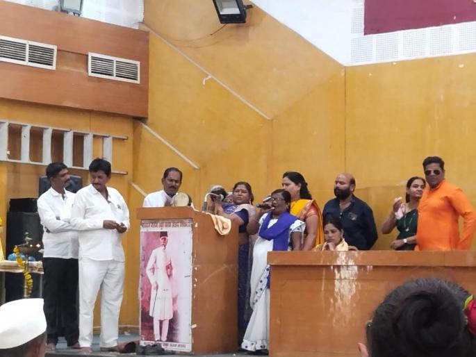 Give stipend and housing to artists; Otherwise agitation in front of ministry | कलावंतांना मानधन व घरकुल द्या; अन्यथा मंत्रालयासमोर गोंधळ-जागर Give stipend and housing to artists; Otherwise agitation in front of ministry | कलावंतांना मानधन व घरकुल द्या; अन्यथा मंत्रालयासमोर गोंधळ-जागर