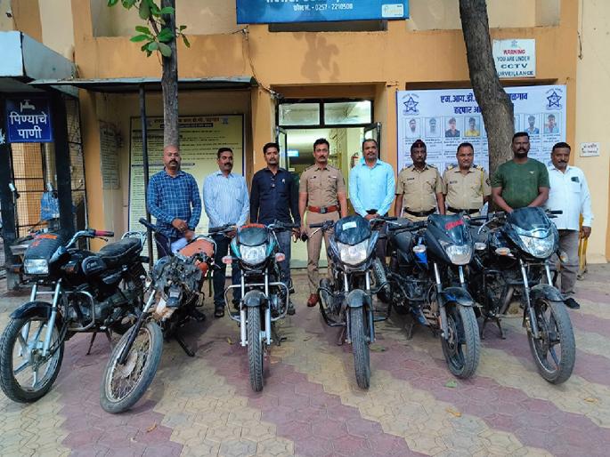 Two people were taken into custody from Khandwa Jail in connection with two-wheeler theft in Jalgaon | जळगावातील दुचाकीचोरीप्रकरणी खंडवा कारागृहातून दोघांना घेतले ताब्यात Two people were taken into custody from Khandwa Jail in connection with two-wheeler theft in Jalgaon | जळगावातील दुचाकीचोरीप्रकरणी खंडवा कारागृहातून दोघांना घेतले ताब्यात