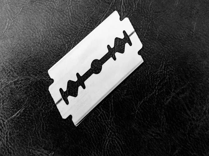 Youth of Chhattisgarh attempted suicide in Gadchireli | छत्तीसगडच्या युवकाचा गडचिराेलीत आत्महत्येचा प्रयत्न, स्वत:च्या गळ्यावर ब्लेडने वार